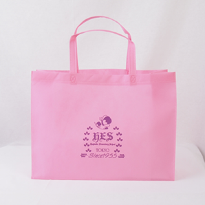 ロゴが映えるピンクのオリジナル不織布バッグ