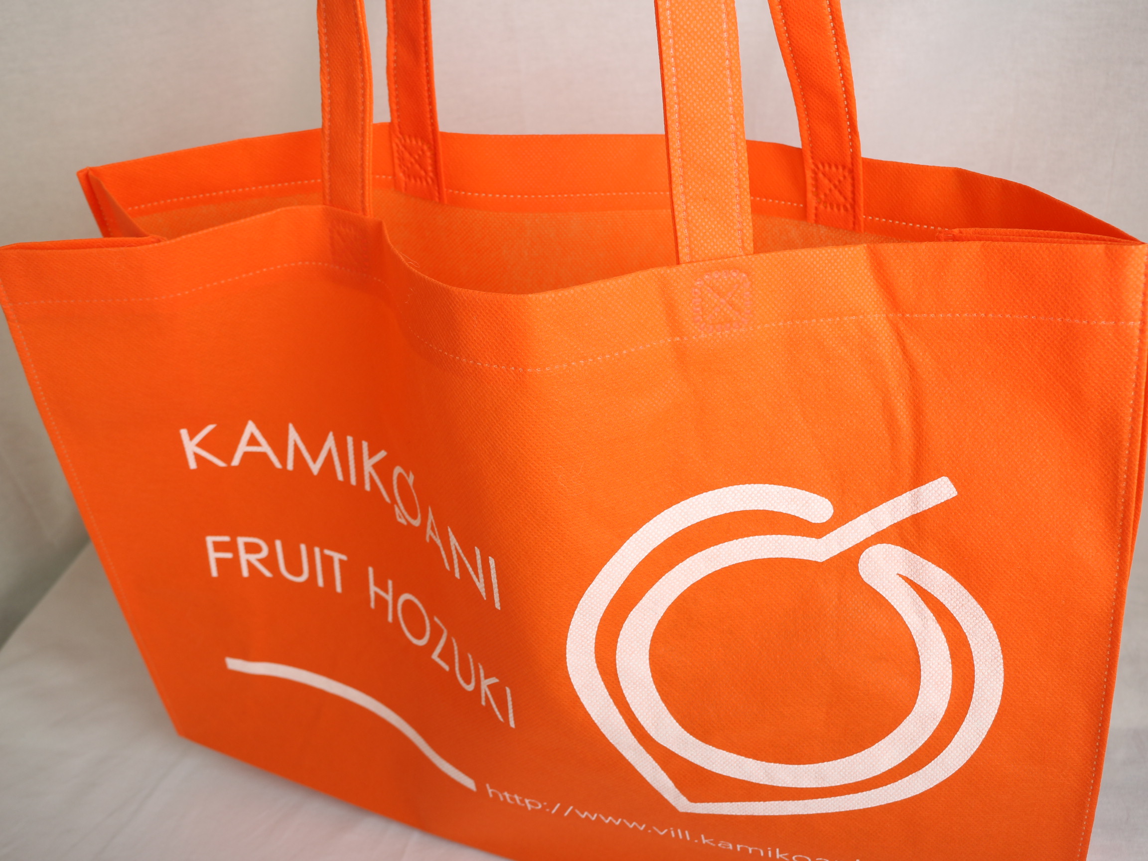 秋田県の村役場のフルーツを入れるオリジナル不織布バッグ
