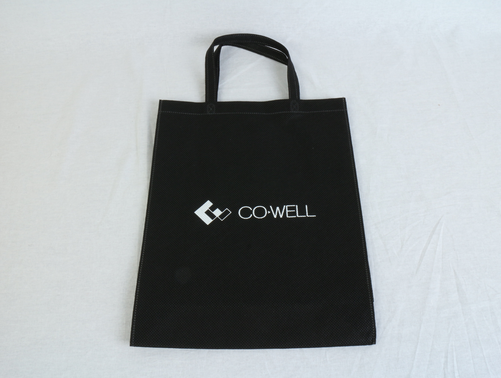オフショア開発コンサルティングなどをされています会社様のオリジナル不織布バッグです。